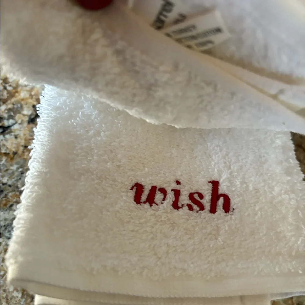 Christmas NWT Crate&Barrel white set of 4 hostess guest towels